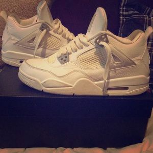 Air Jordan 4s I will give you them for an price